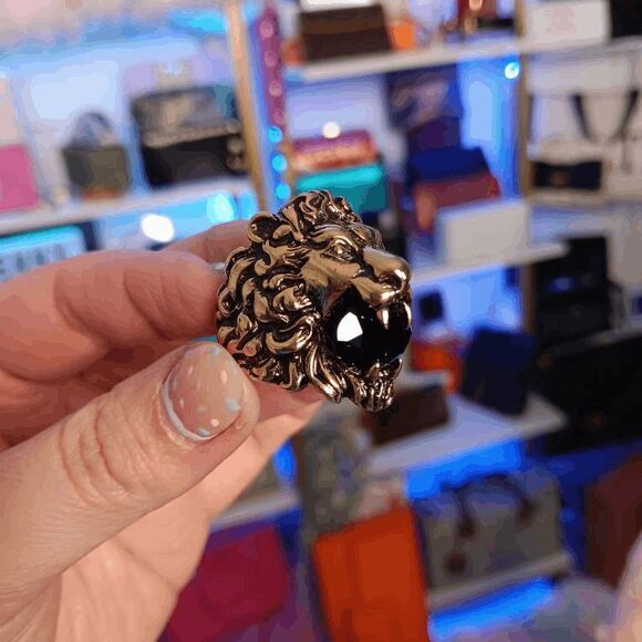 New with box GUCCI Black Crystal Lion Head Gold Tone Ring - Picture 1 of 2